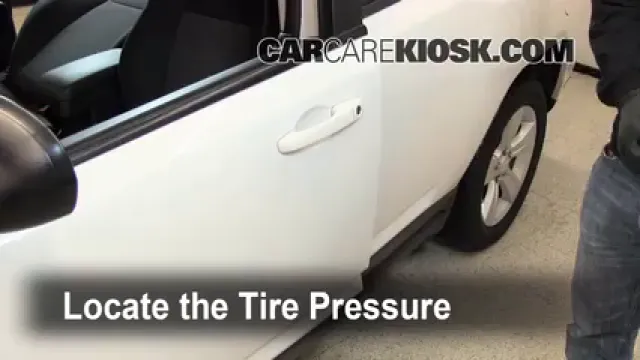 2011 Jeep Compass 2.4L 4 Cyl. Neumáticos y ruedas Controlar presión de neumáticos